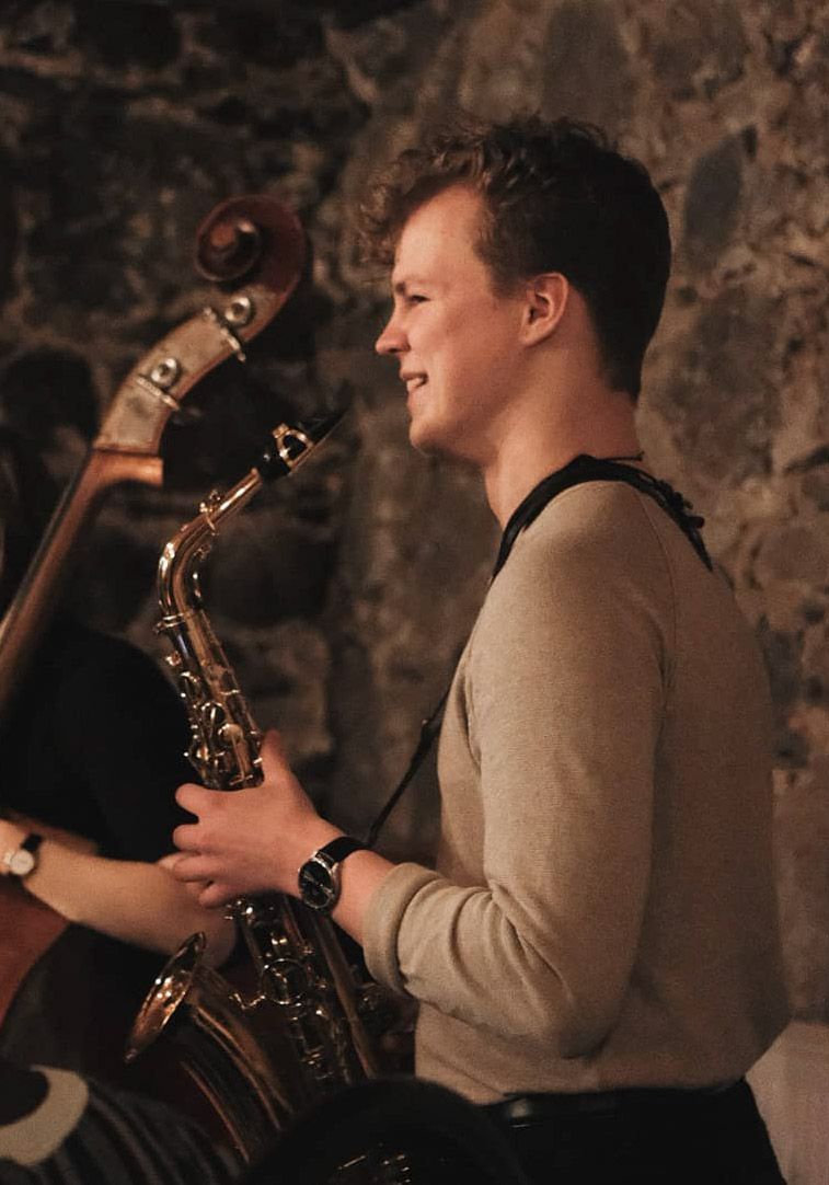 David Josephson med saxofon i ett stenvalv under en spelning