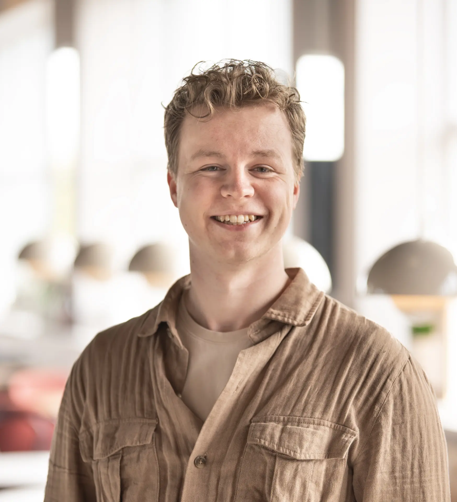 Porträtt av David Josephson, AB Sharp 13 Accounting, mot mörk bakgrund